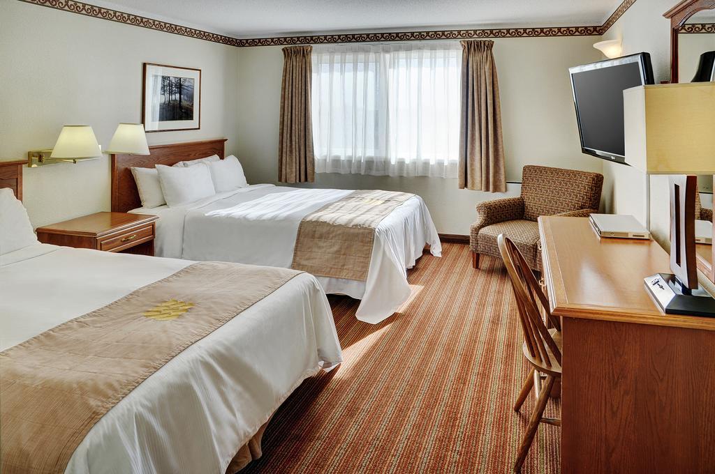 Lakeview Inns & Suites - Брандън Екстериор снимка