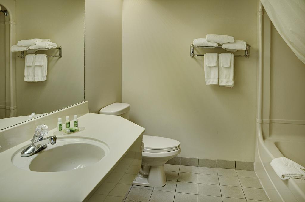 Lakeview Inns & Suites - Брандън Екстериор снимка