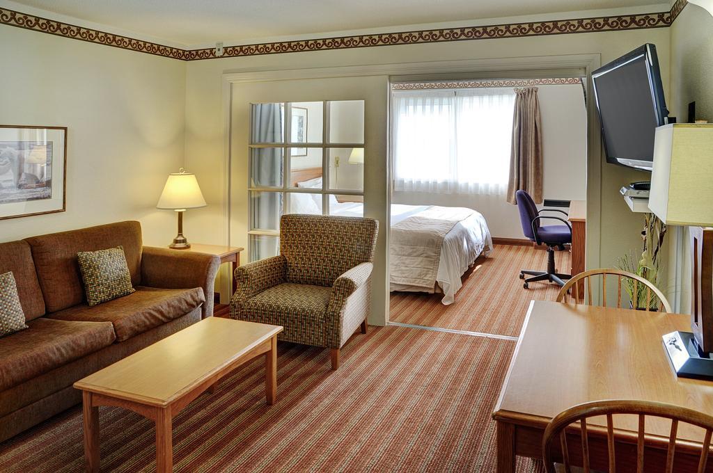 Lakeview Inns & Suites - Брандън Екстериор снимка